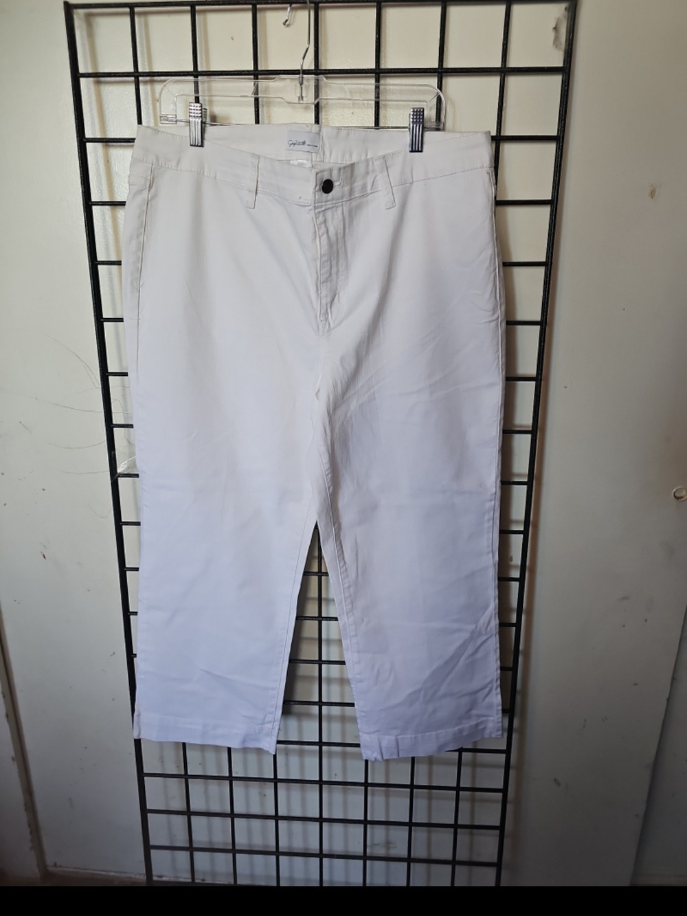 Jaclyn Smith White Women's Capri Pants